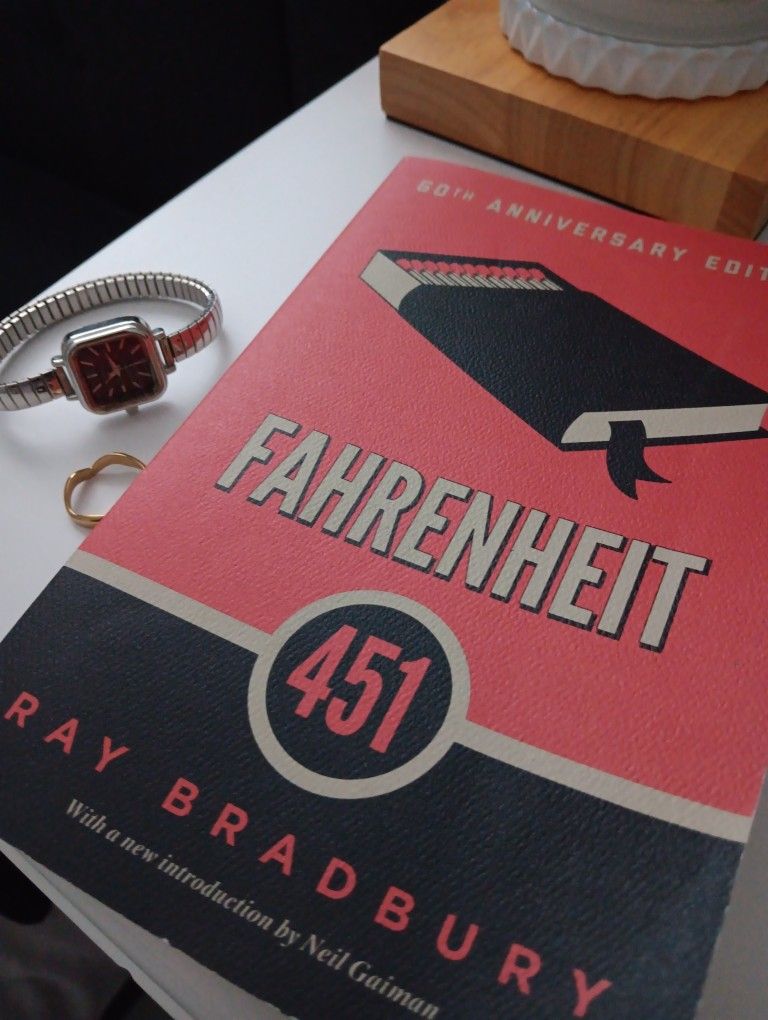 Fahrenheit 451 by Ray Brad bury