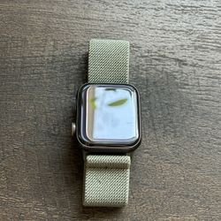 Apple Watch SE Gen 2 GPS comes with band & charger