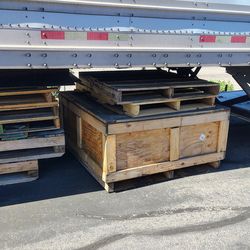 Free wood pallets and shipping crate box