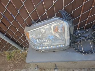 Right head light Toyota Tundra 14 to 21