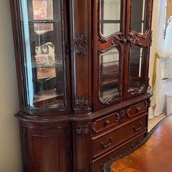 Dining Room Pedestal Table  6 Chairs And Gabinete In Exente Condition $1350
