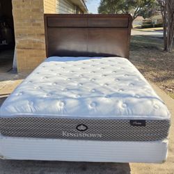 Cama Queen base metal respaldo madera box spring y colchon Kingston excelente condiciones $200