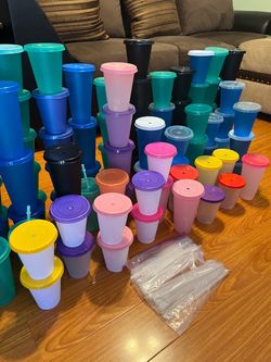 Plastic cups with lid and straws