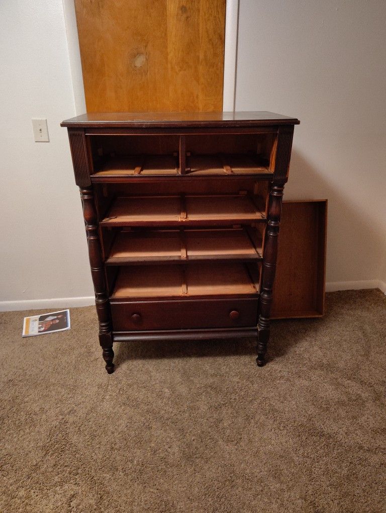 2 Mahogany Dressers . 1 6 Drawer, 1 4 Drawer With A Swivel Mirror. I Couch Less Than 2 Years Owned. No Rips Stain Guard An In Good Condition.