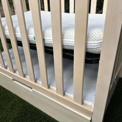 $520 Value: Newton Mini Crib Mattress, Carter's by DaVinci Colby 4-in-1 Mini Crib, 2x sheets and mattress protectors