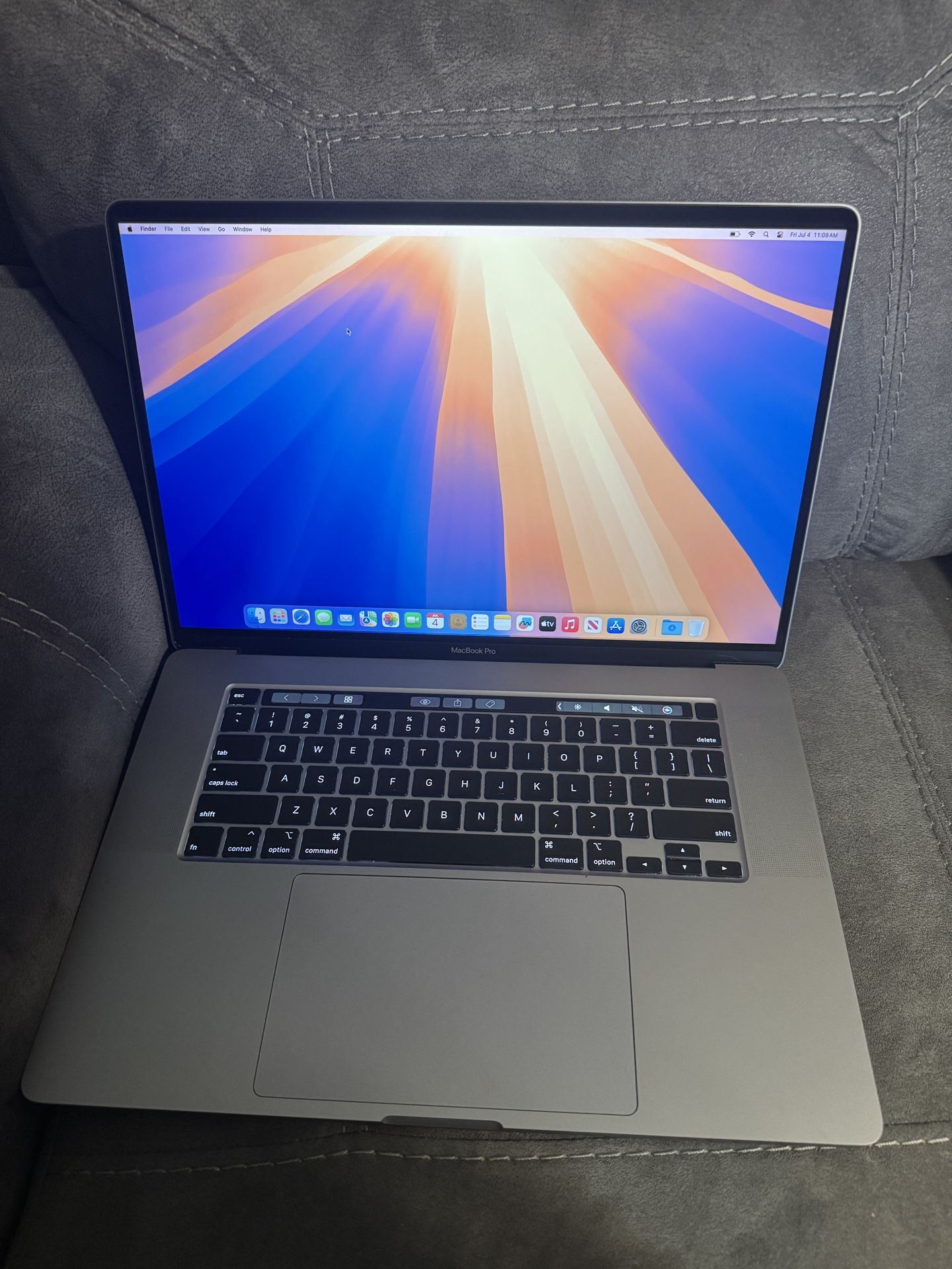 MacBook Pro 16 inch 2019 Touch Bar and Fingerprint 16 GB 512 GB Super Fast!!