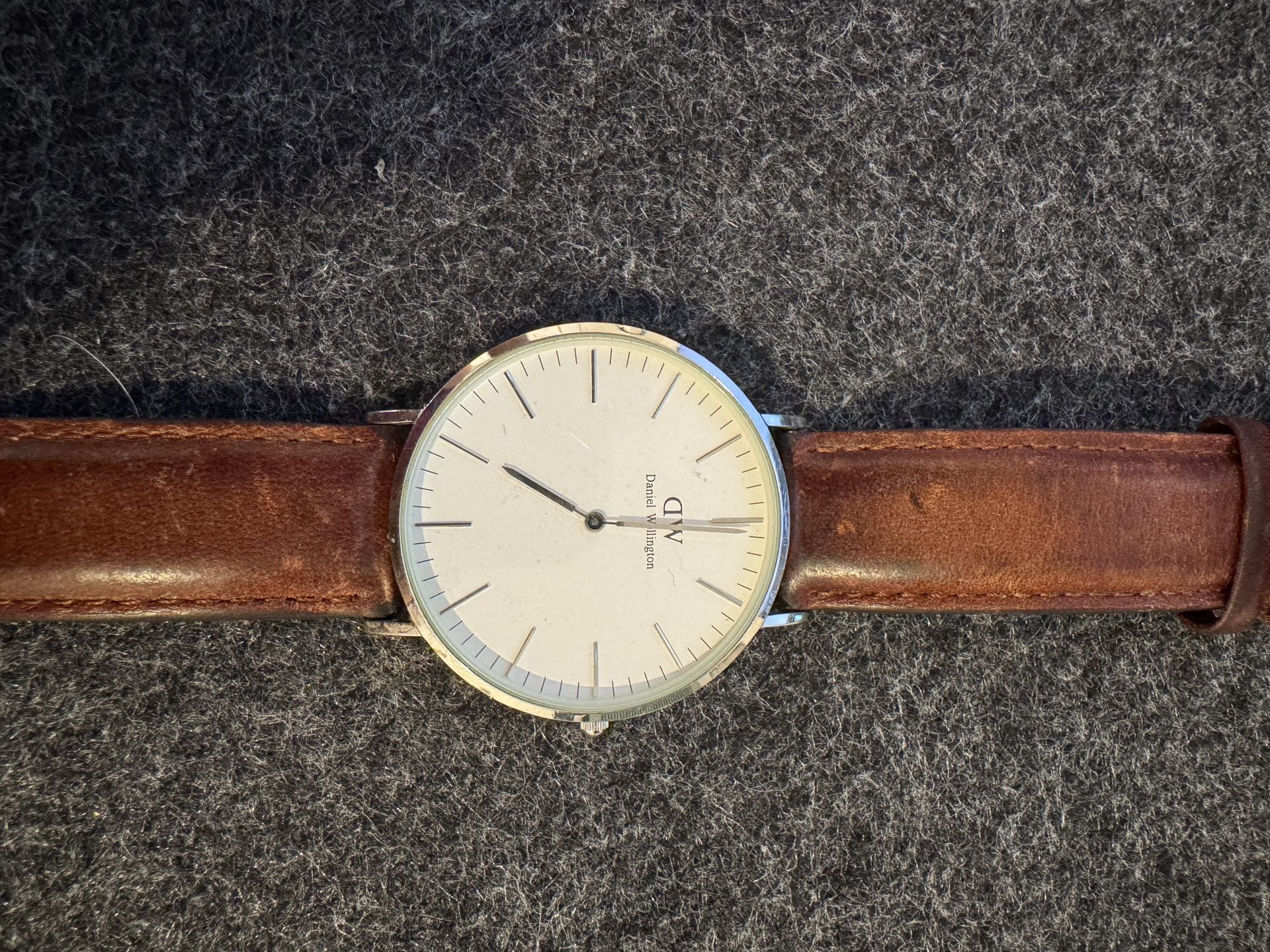 Daniel Wellington Men's Watch White Dial Face Silver Case - 40mm