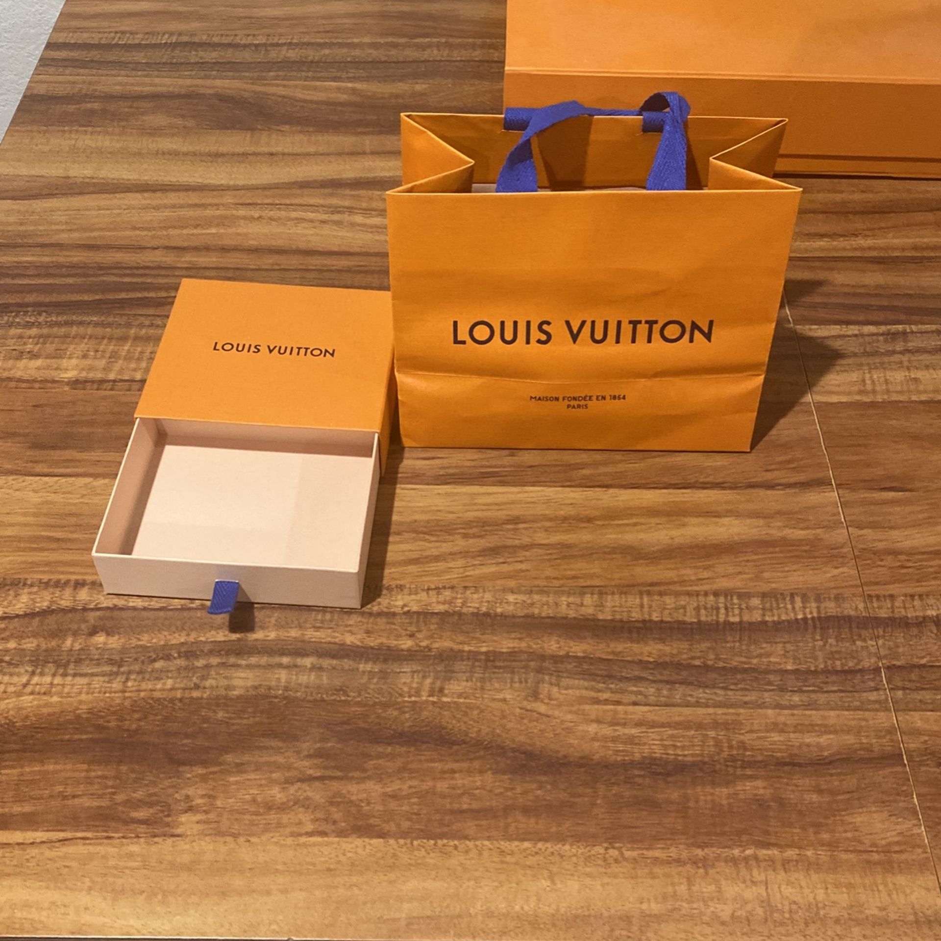 Luis Vuitton Box And Bag