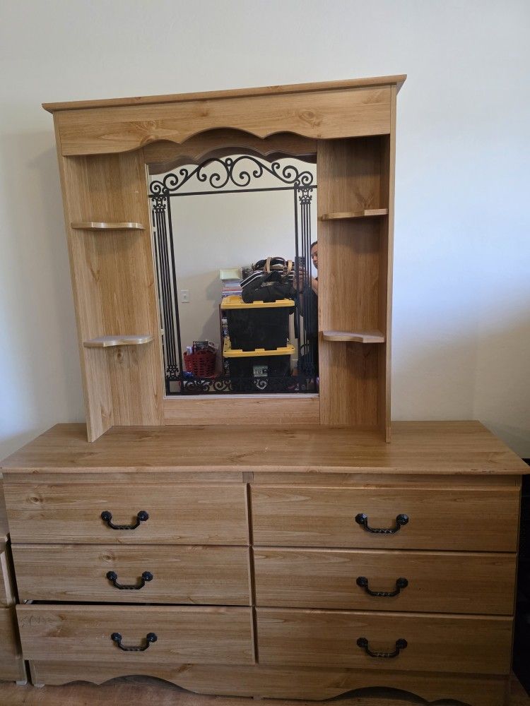Dresser with mirror and night stand
Mueble con espejo y mesita de noche
