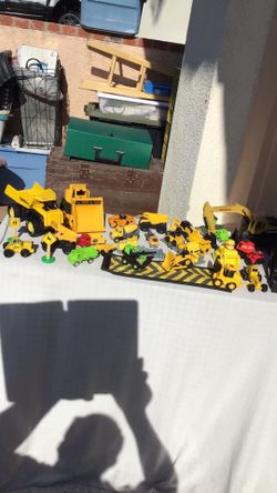Tonka and other metal and plastic movers and construction toys