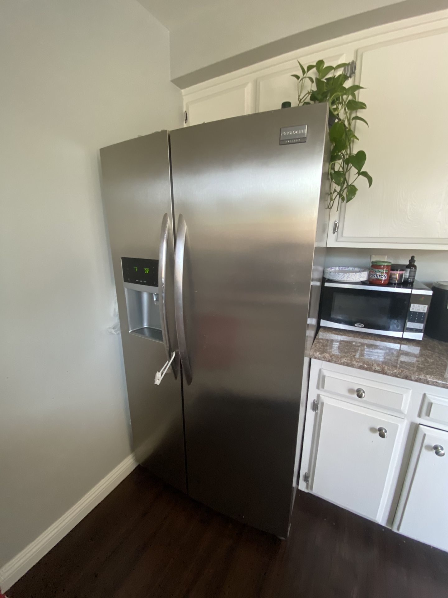 Frigidaire Gallery Fridge. Model JCD23 (ON HOLD) for Sale in Lakewood