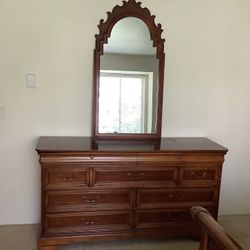 Dresser And Detach Mirror