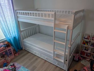 Twin bunk bed