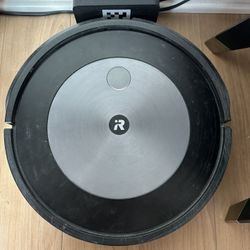Roomba J7 Robot Vacuum With Extra Parts 