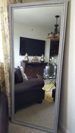 Elegante fino cencillo todo esto encontrarás en este espejo decorado finamente con un fino metal plateado en todos sus vorde y pintura plateado