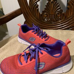 SKECHERS Size 4 Good Conditions