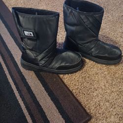 Men Snow Boots Size  10 For 25.00