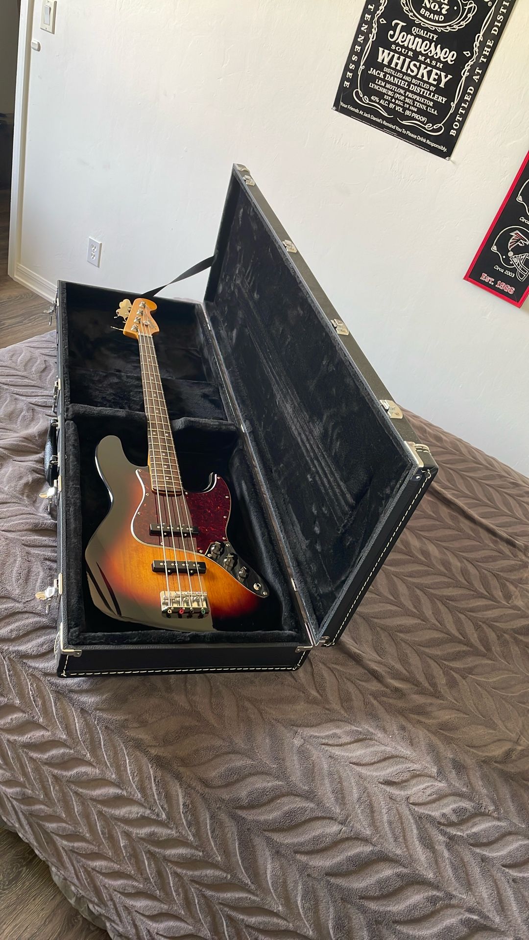 Sunburst Fender Squier Jazz Bass - Black Gator Case For Bass Guitar