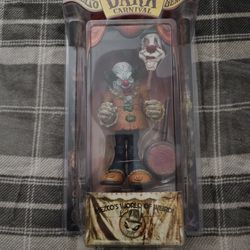 Halloween Decorations/Collectable/Mezco/Cadvar The Clown/Pennywise