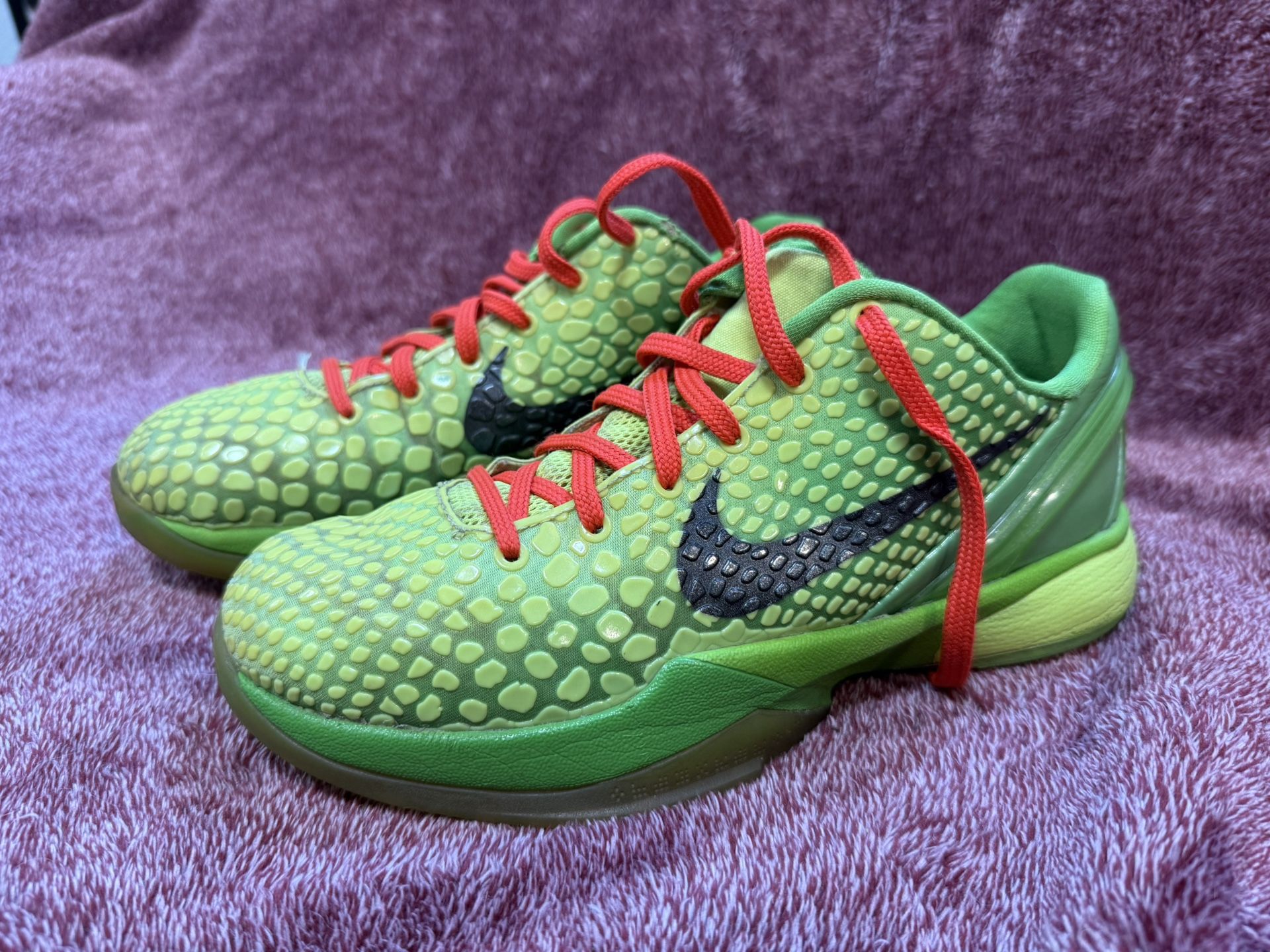 kobe grinch size 4.5 y pre owned