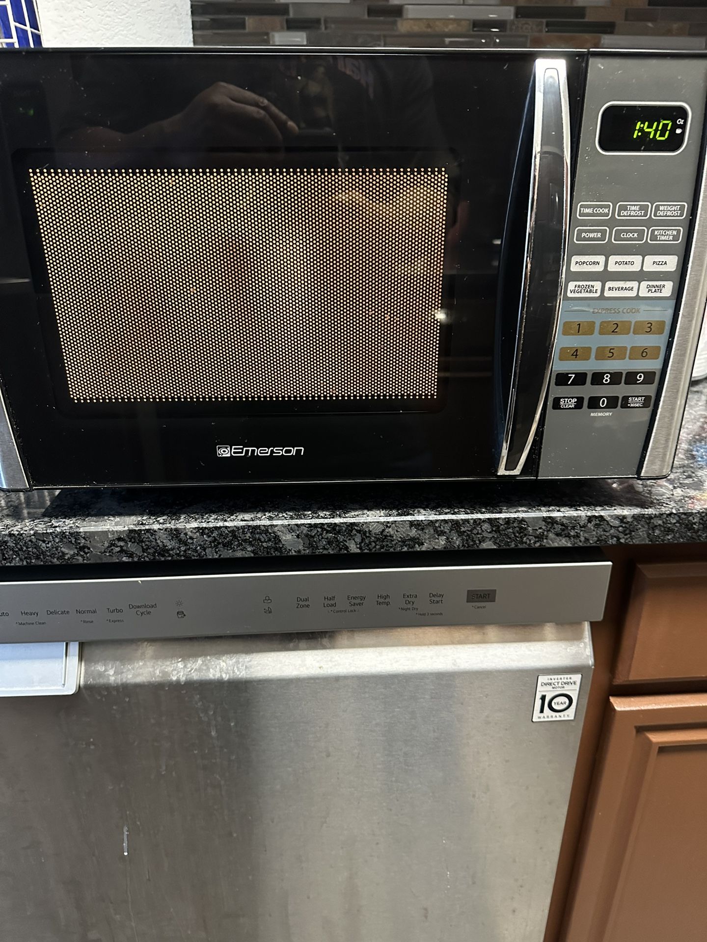 Emerson 900 Watt Microwave
