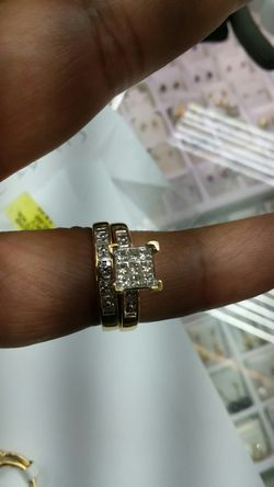 14K GOLD Engagement ring . 69ct diamonds 5.3 grams