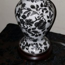 VINTAGE CHINOISERIE BLACK WHITE FLORAL ORIENTAL SIDE TABLE LAMP CARVED WOOD BASE