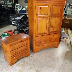 Vaughan Bassett Entertainment Center And End Table 