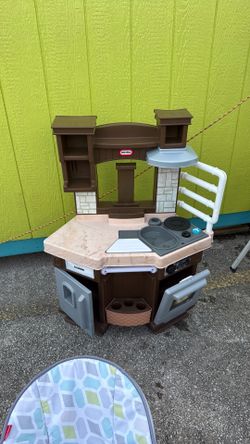 Play kitchen