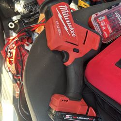 Milwaukee hacksaw battery and charger kit included basically brand new