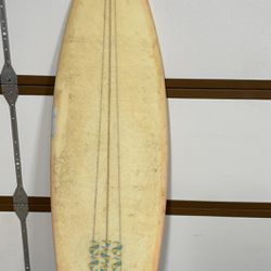 Surfboard 5’7” 