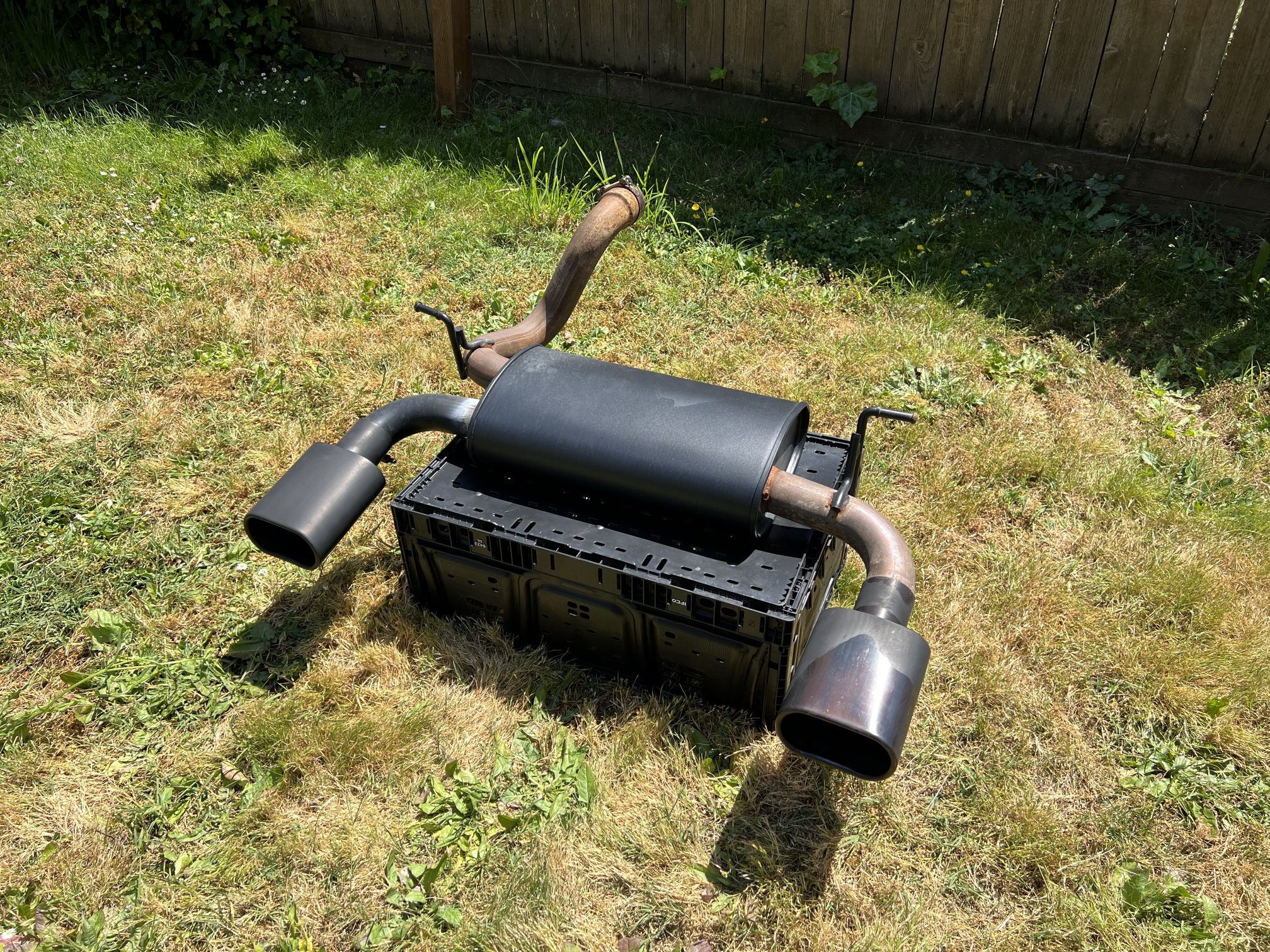 Jeep Wrangler JLU black, dual tip muffler