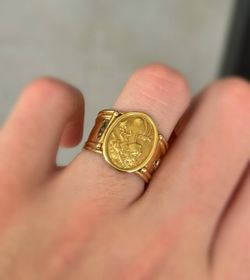 18 Karat Yellow Gold Hammered Cameo Band Ring Italy size 8.25