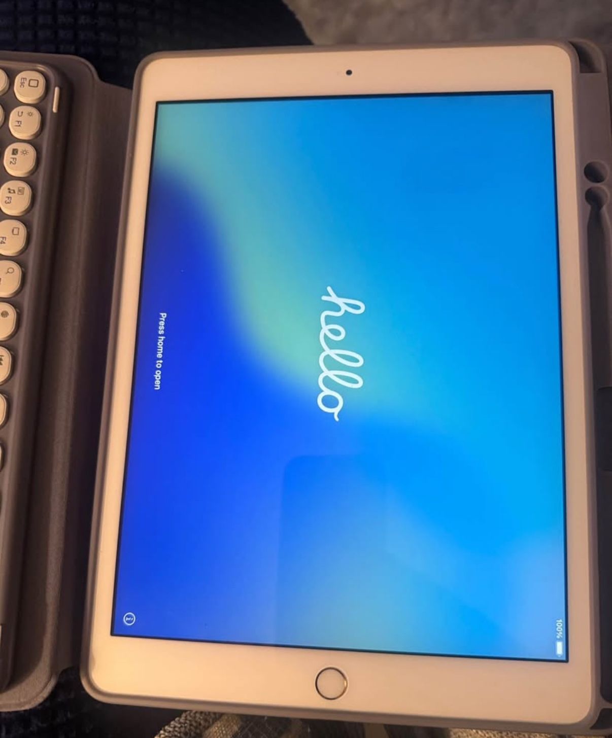 Rose Gold 128gb iPad With Bluetooth Keyboard Case