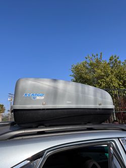 Roof cargo box