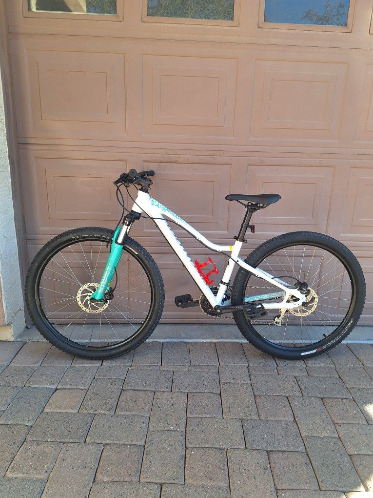 SPECIALIZED JYNX 27.5 INCH MOUNTAIN BIKE LIKE NEW ( CHECK MY OTHER BIKES)