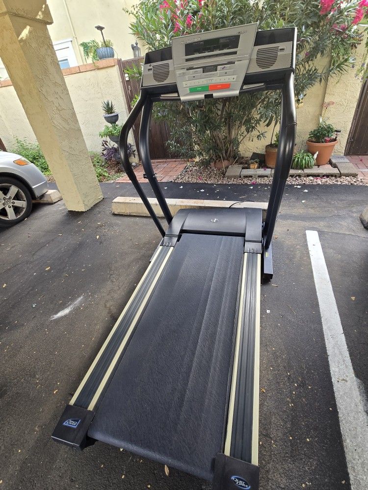 NordicTrack c1900 Collapsible Treadmill