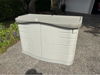 Rubbermaid storage container