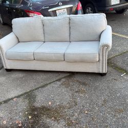 3 Seater Sofa For Sell Come Pick Up Brand New Conditions 