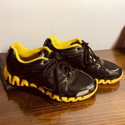 Men’s Reebok Zigtech Zigpulse II Black & Yellow Size 7