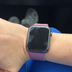 44 MM Apple Watch SE