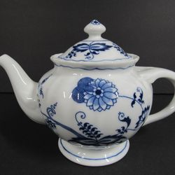 Blue Danube Japan Blue Onion Pattern Porcelain Teapot Excellent
