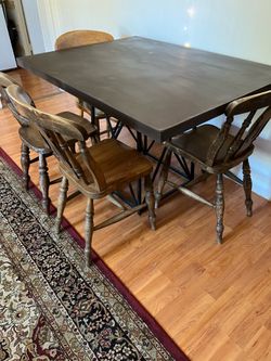 Table and chairs/mesa con sillas