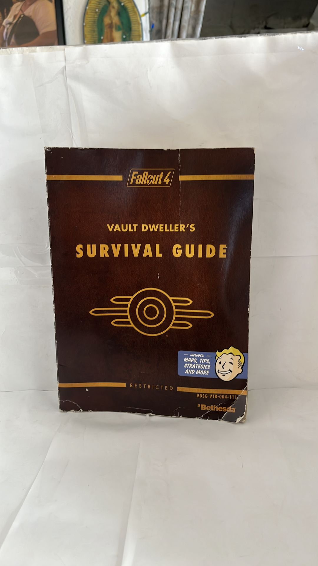 Fallout 4 Vault Dweller's Survival Guide : Prima Official Game Guide $20
