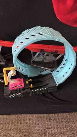 Monster Jam Thunderourus drop plus glow in the dark monster truck loop