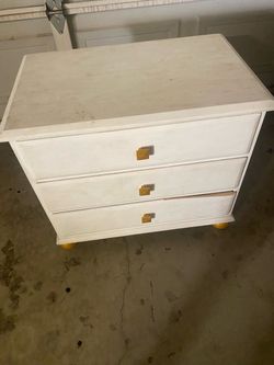 White 3-Drawer Nightstand