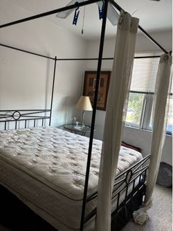 Canopy Bed queen w/ back Spring