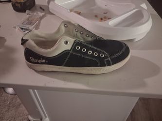 Simple Brand Laceless Canvas Sneaker