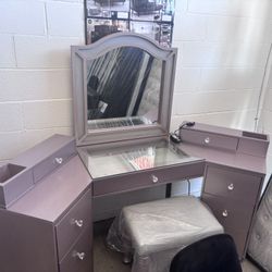 Vanity W/ Stool - Rose Gold 