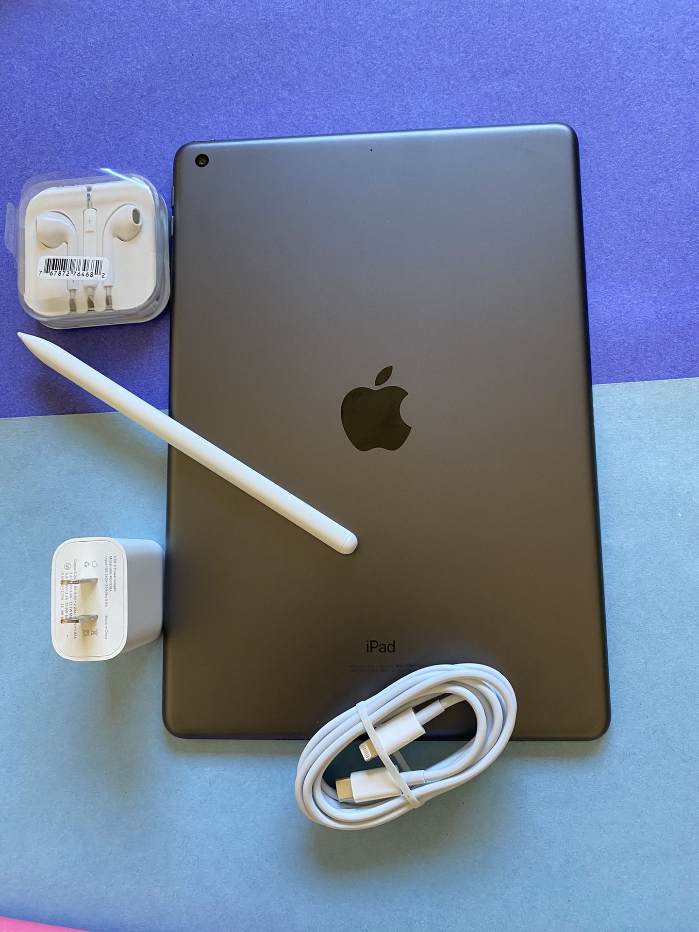 Apple IPad 8th Generation (10.2” Retina /Latest IOS 18/ 2020 model) 32GB with stylus pen, keyboard & Accessories 